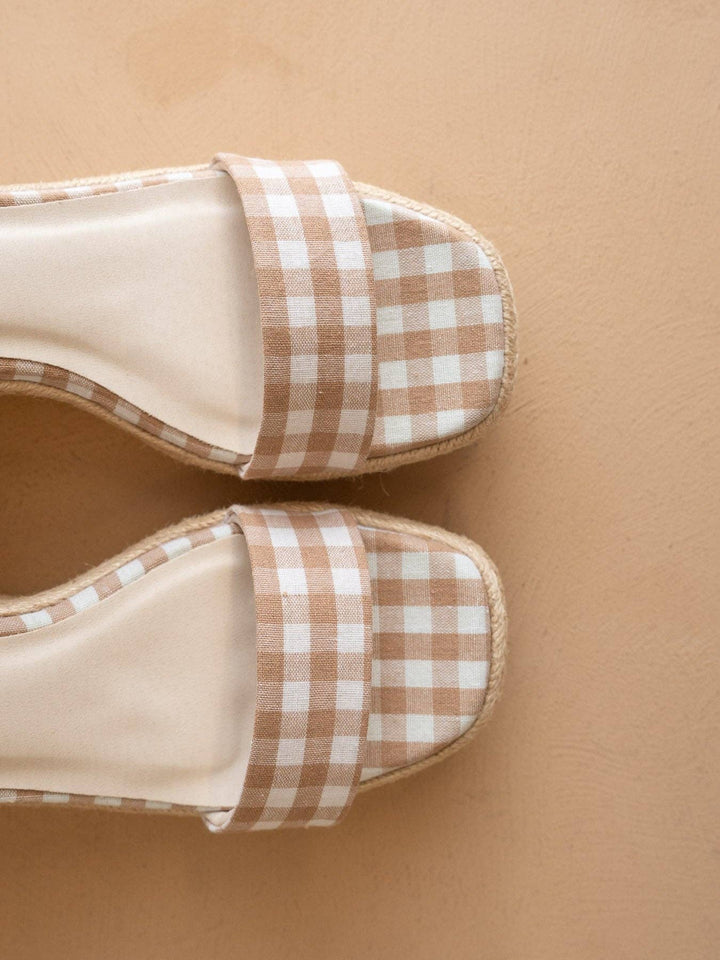 Latte gingham wrap wedge – detail view
